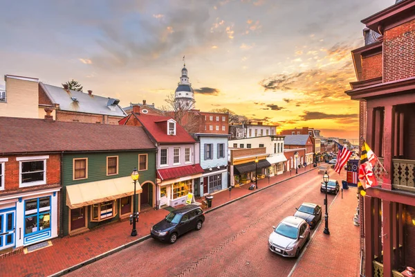 Annapolis, Maryland, USA v centru města pohled na hlavní ulici s — Stock fotografie