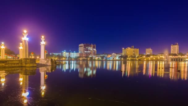 フロリダ州レイクランド 夜から夜明けまで湖のアメリカのダウンタウンの街並み — ストック動画