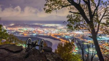 Chattanooga, Tennessee, Usa manzaralı Alacakaranlıktaki Gözcü Dağı.