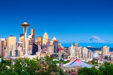 Alacakaranlıkta Seattle, Washington, ABD'deki şehir manzarası