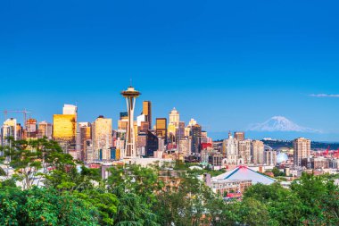 Alacakaranlıkta Seattle, Washington, ABD'deki şehir manzarası