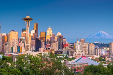 Alacakaranlıkta Seattle, Washington, ABD'deki şehir manzarası
