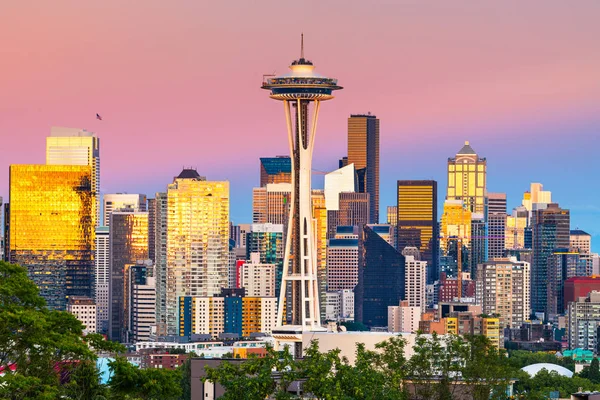 Сиэтл, Вашингтон, США, горизонт центра города в сумерках — стоковое фото