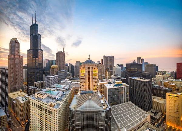 Chicago, IL, Estados Unidos Paisaje urbano al atardecer — Foto de Stock