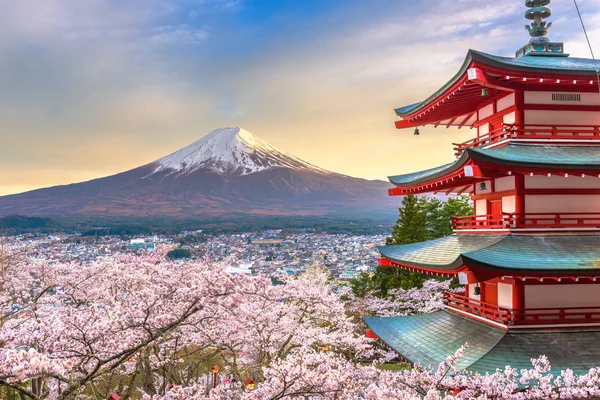 Fujiyoshida, Japón con Mt. Pagoda de Fuji y Chureito — Foto de Stock