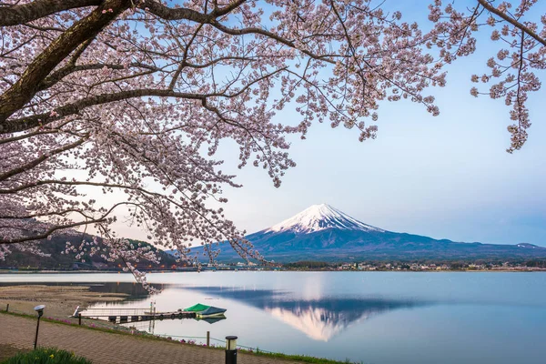 Mt. Fuji, Japan aan het Kawaguchi-meer in het voorjaar — Stockfoto