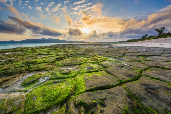 Kumejima, Okinawa, Japonsko na Tatami-ishi Beach. — Stock fotografie