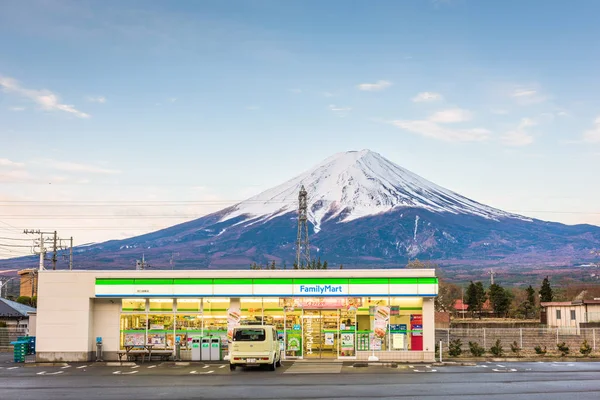 山梨県富士河口湖市 2017年4月12日 富士山の下のファミリーマートコンビニ 富士山 ファミリーマートは日本で2番目に大きいコンビニエンスストアです — ストック写真