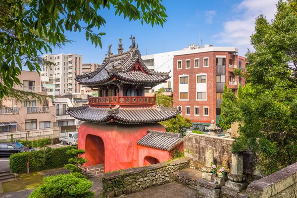 長崎、日本の寺門と都市景観 — ストック写真