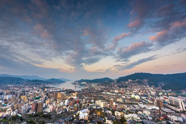 Nagasaki, japanisches Stadtbild in der Abenddämmerung — Stockfoto