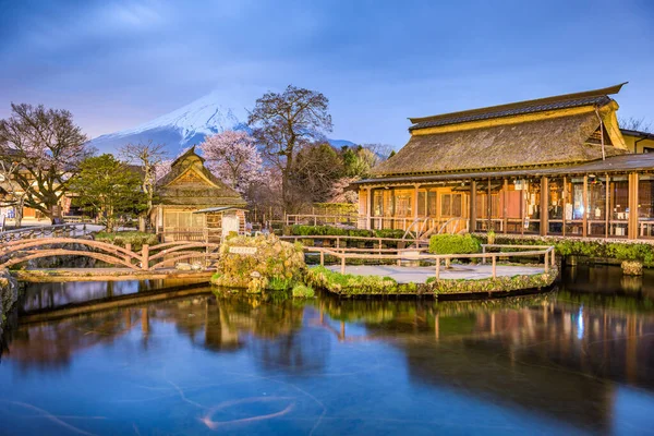 Oshino, Japón con Mt. Fuji. — Foto de Stock