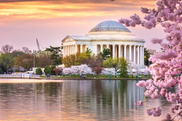 华盛顿，在潮汐盆地和 Jefferson 纪念 — 图库照片