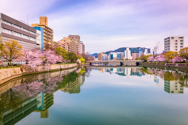 日本广岛恩科河畔的市中心城市景观 — 图库照片