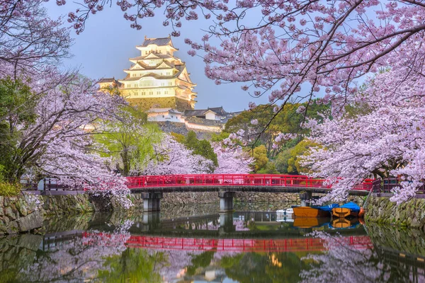 Himeji Kasteel en gracht in het voorjaar — Stockfoto