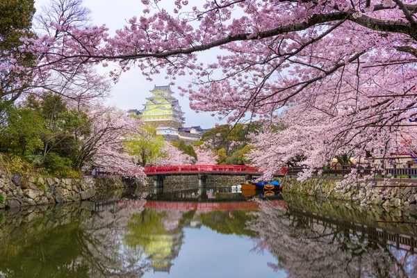 Himeji Kasteel en gracht in het voorjaar — Stockfoto