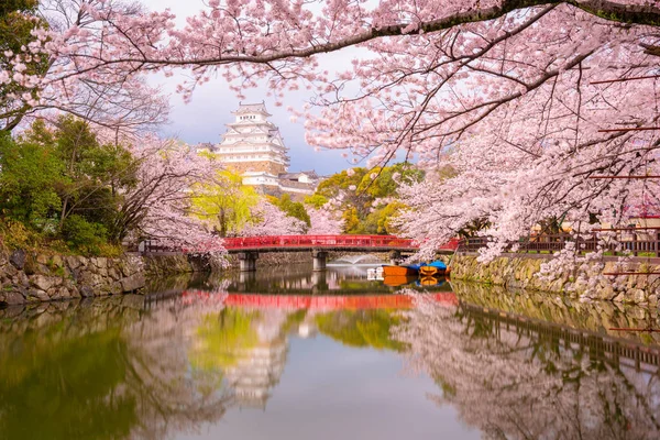 Castello Himeji e fossato in primavera — Foto Stock