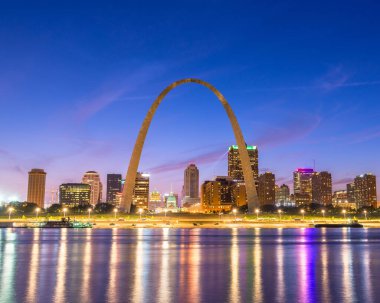 St. Louis, Missouri, ABD şehir cityscape alacakaranlıkta Mississippi Nehri üzerinde. 