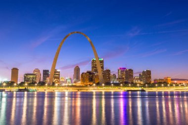St. Louis, Missouri, ABD şehir cityscape alacakaranlıkta Mississippi Nehri üzerinde. 