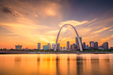 St. Louis, Missouri, ABD şehir cityscape alacakaranlıkta Mississippi Nehri üzerinde. 