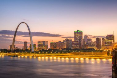 St. Louis, Missouri, ABD şehir cityscape alacakaranlıkta Mississippi Nehri üzerinde. 