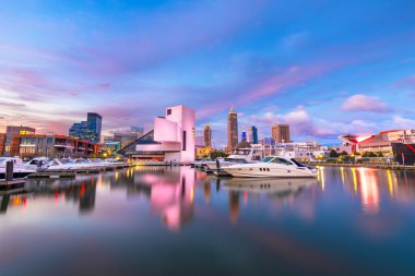 Cleveland, Ohio, Amerika Birleşik Devletleri şehir silüeti ve alacakaranlık Limanı.