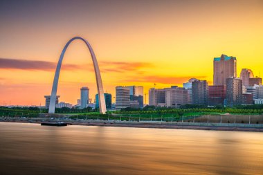 St. Louis, Missouri, ABD şehir cityscape alacakaranlıkta Mississippi Nehri üzerinde. 