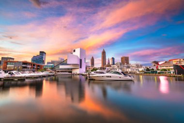 Cleveland, Ohio, Amerika Birleşik Devletleri şehir silüeti ve alacakaranlık Limanı.