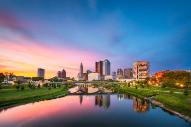 Columbus, Ohio, Amerika Birleşik Devletleri manzarası alacakaranlıkta Nehri üzerinde.