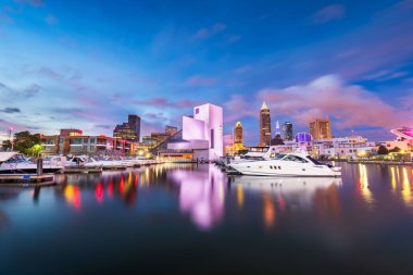 Cleveland, Ohio, Amerika Birleşik Devletleri şehir silüeti ve alacakaranlık Limanı.