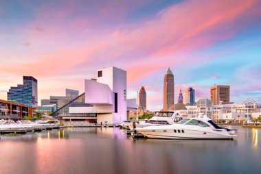 Cleveland, Ohio, Amerika Birleşik Devletleri şehir silüeti ve alacakaranlık Limanı.
