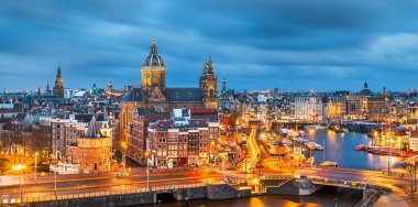 Eski Merkez Bölgesi üzerindeki Amsterdam, Hollanda şehir merkezi Aziz Nicholas Bazilikası.