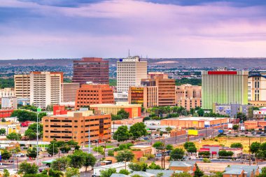 Albuquerque, New Mexico, Alacakaranlık'ta Abd şehir manzarası.