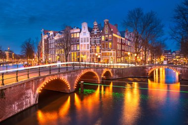 Alacakaranlıkta Amsterdam, Hollanda köprüleri ve kanalları. 