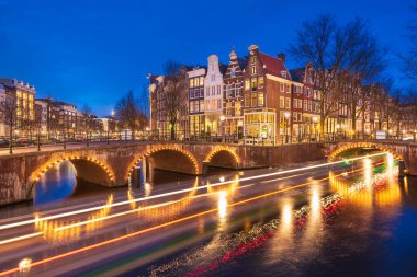 Alacakaranlıkta Amsterdam, Hollanda köprüleri ve kanalları. 