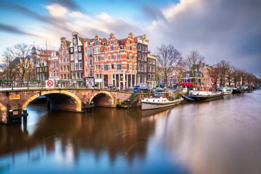 Alacakaranlıkta Amsterdam, Hollanda köprüleri ve kanalları.