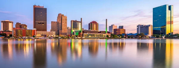 Toledo Ohio Usa Panorama Centrum Miasta Nad Rzeką Maumee Zmierzchu — Zdjęcie stockowe