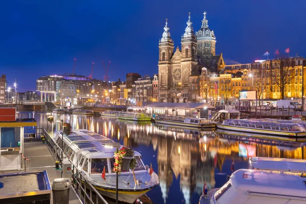 Amsterdam Holanda Cena Canal Noite Com Basílica São Nicolau Barcos — Fotografia de Stock