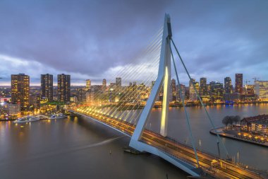 Rotterdam, Hollanda, alacakaranlıkta şehir silueti.