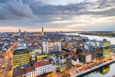 Antwerp, Belçika Alacakaranlıkta yukarıdan.