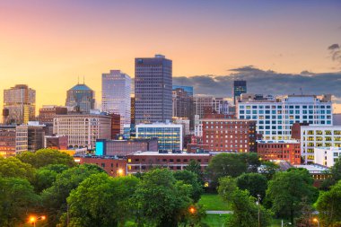 Cleveland, Ohio, ABD şehir merkezi alacakaranlıkta ufuk çizgisi.