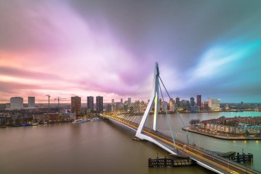 Rotterdam, Hollanda, alacakaranlıkta şehir silueti.