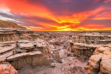 Bisti/De-Na-Zin Wilderness, New Mexico, Abd gün batımından sonra Düşler Vadisi'nde.