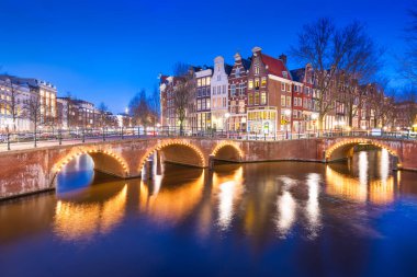 Alacakaranlıkta Amsterdam, Hollanda köprüleri ve kanalları. 