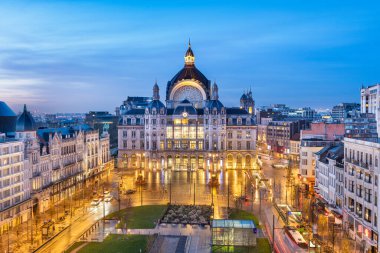 Antwerp, Belçika şehir merkezi Centraal Tren İstasyonu Alacakaranlık vakti.