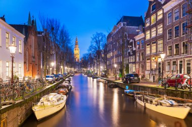 Amsterdam, Hollanda Kanallarında Zuiderkerk ile birlikte şehir manzarası.