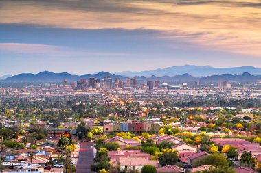 Phoenix, Arizona, ABD Alacakaranlıkta şehir manzarası. 