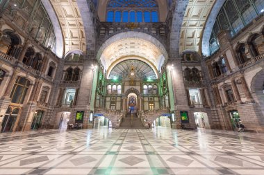 ANTWERP, BELGIUM - 5 Mart 2020: 1905 tarihli Antwerpen-Centraal Tren İstasyonu.