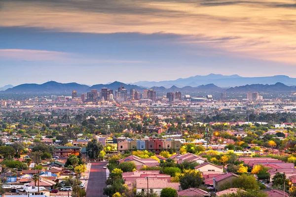 Phoenix, Arizona, ABD Alacakaranlıkta şehir manzarası. 