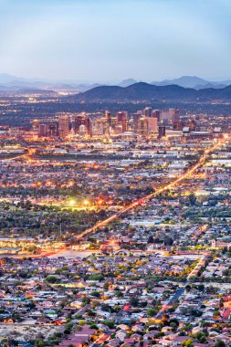 Phoenix, Arizona, ABD Alacakaranlıkta şehir manzarası. 
