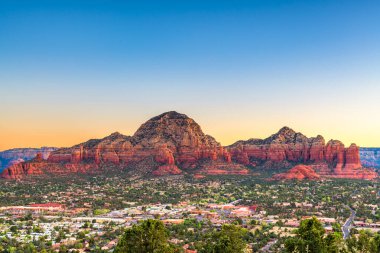 Sedona, Arizona, ABD şehir merkezi ve dağlar.